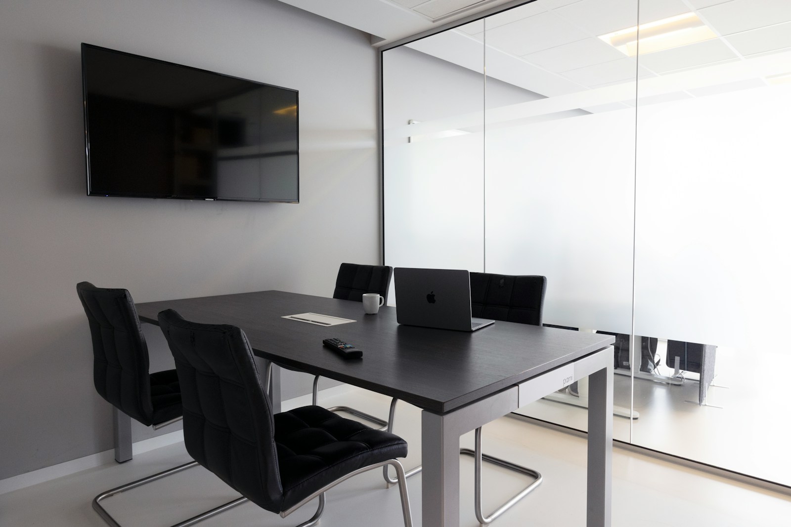 Corporate - sala de reuniones con pantalla