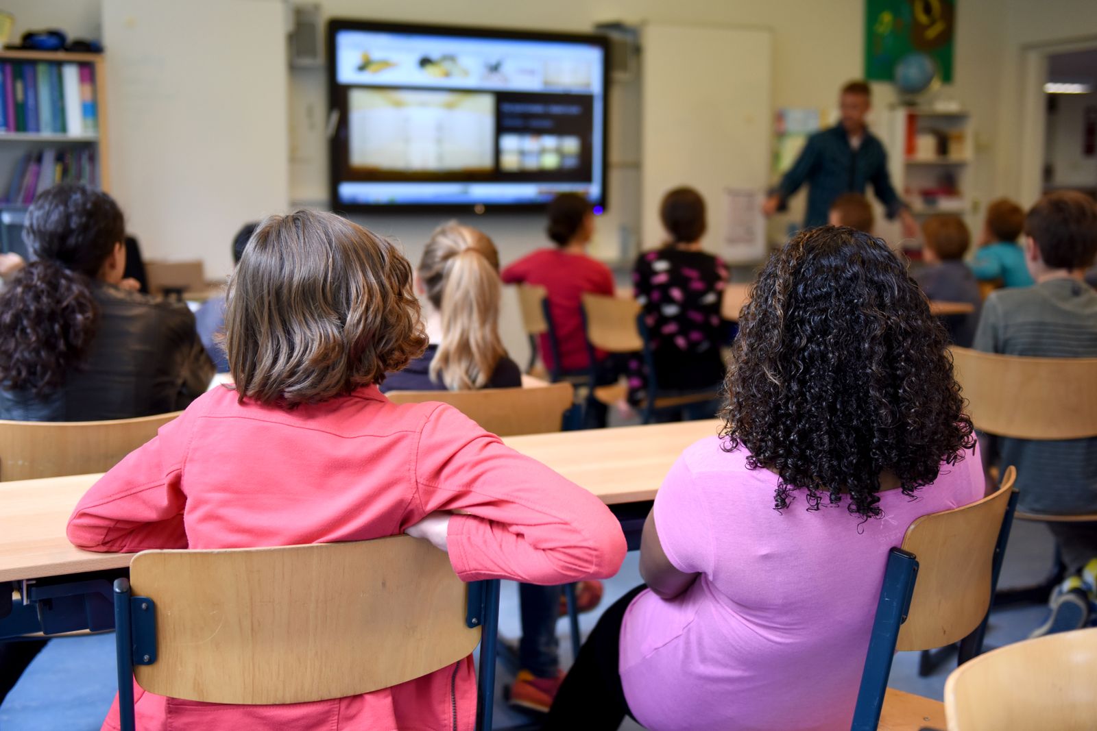 Educación - aula con pantalla interactiva